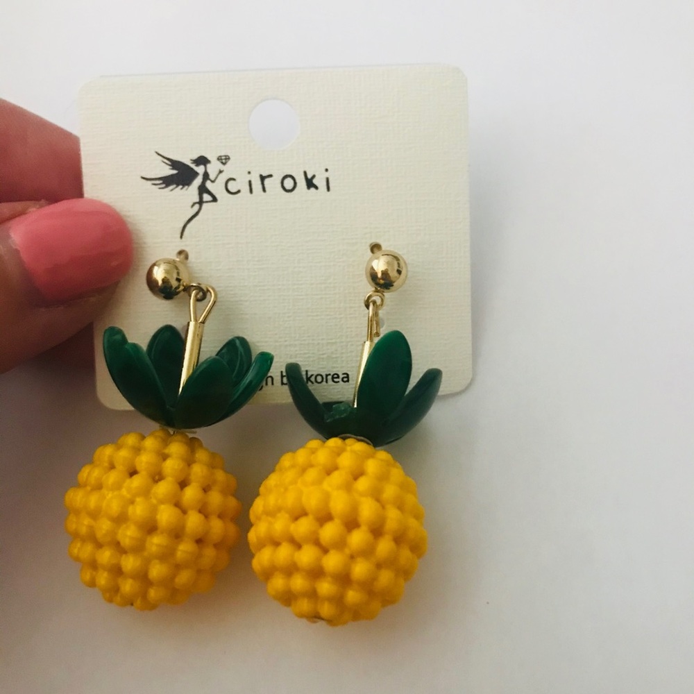 NWT pineapple beaded dangling earrings